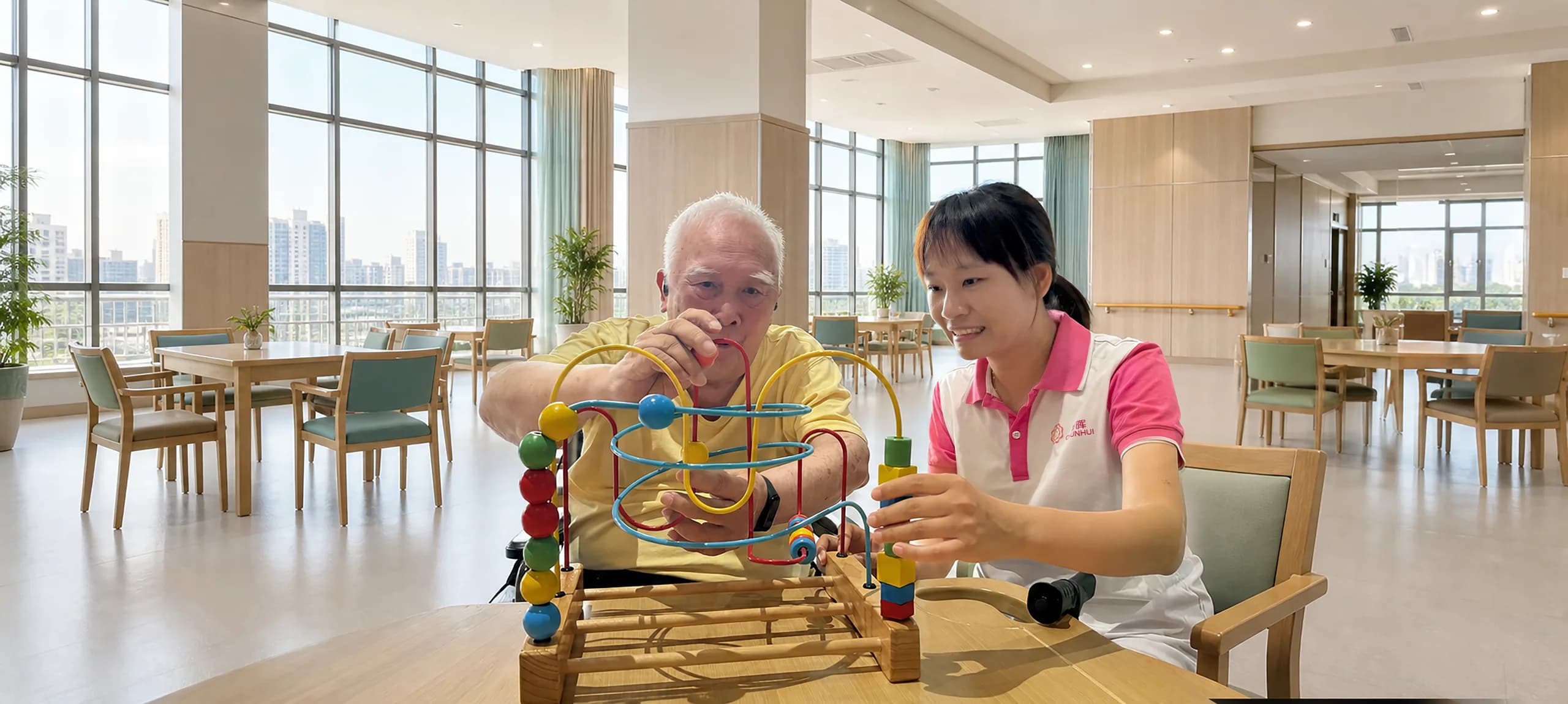 春晖社会工作者陪伴长者进行益智活动
