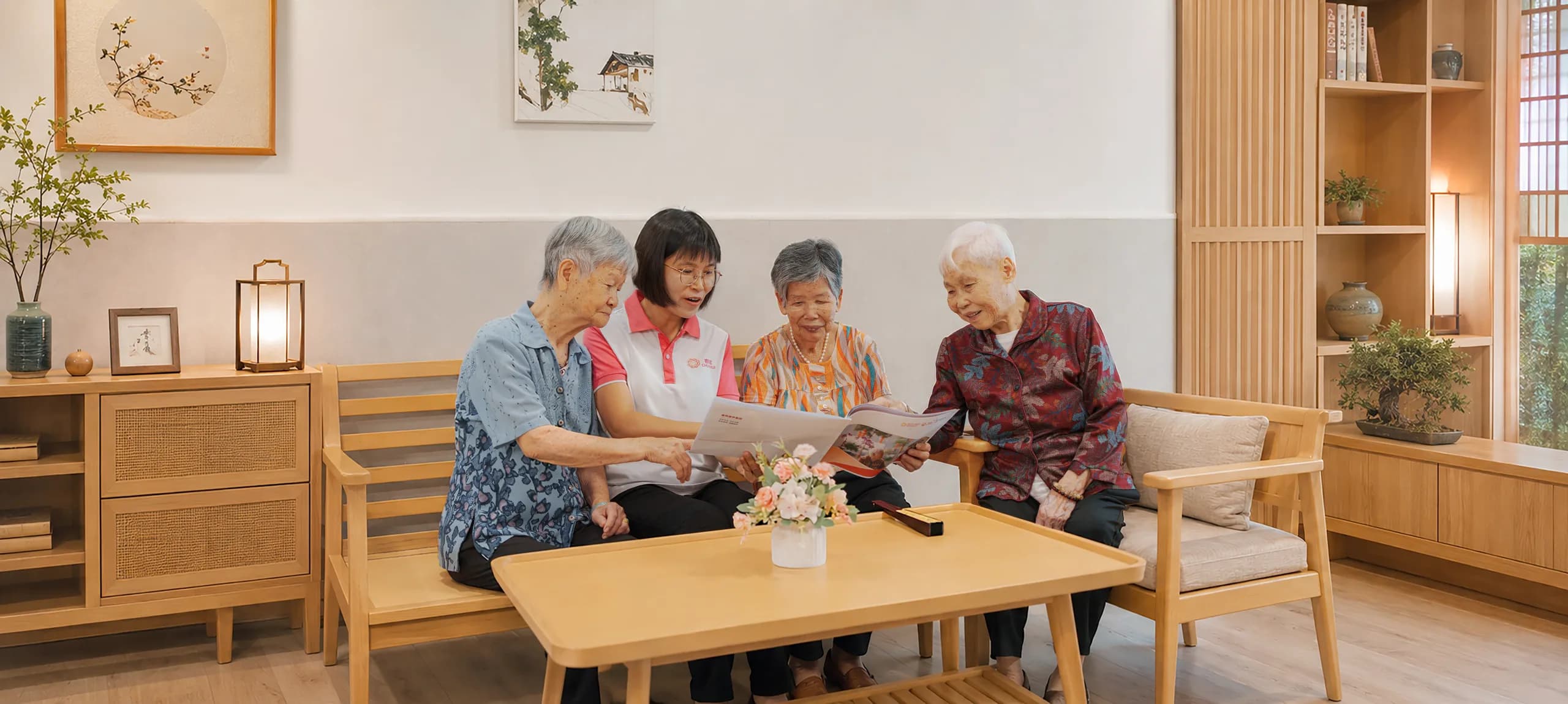 社工与长者在社区养老服务中心共读交流