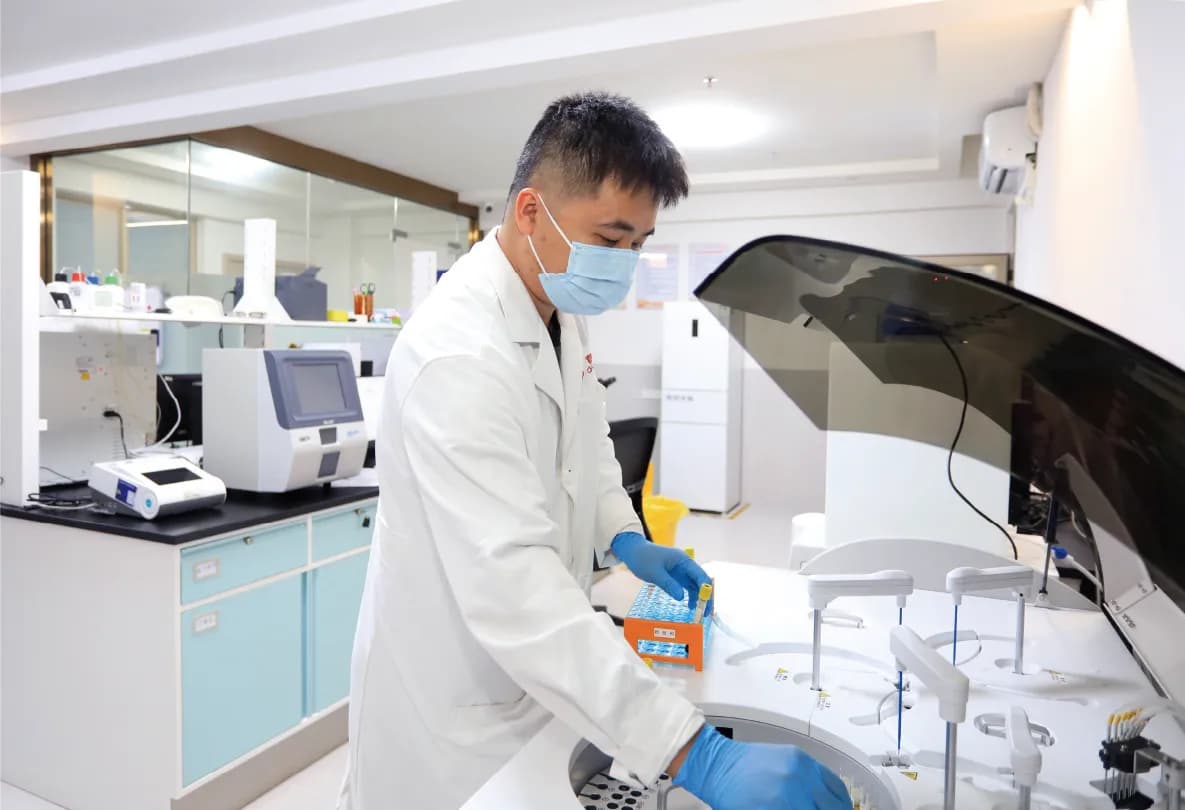 检验师操作检验设备