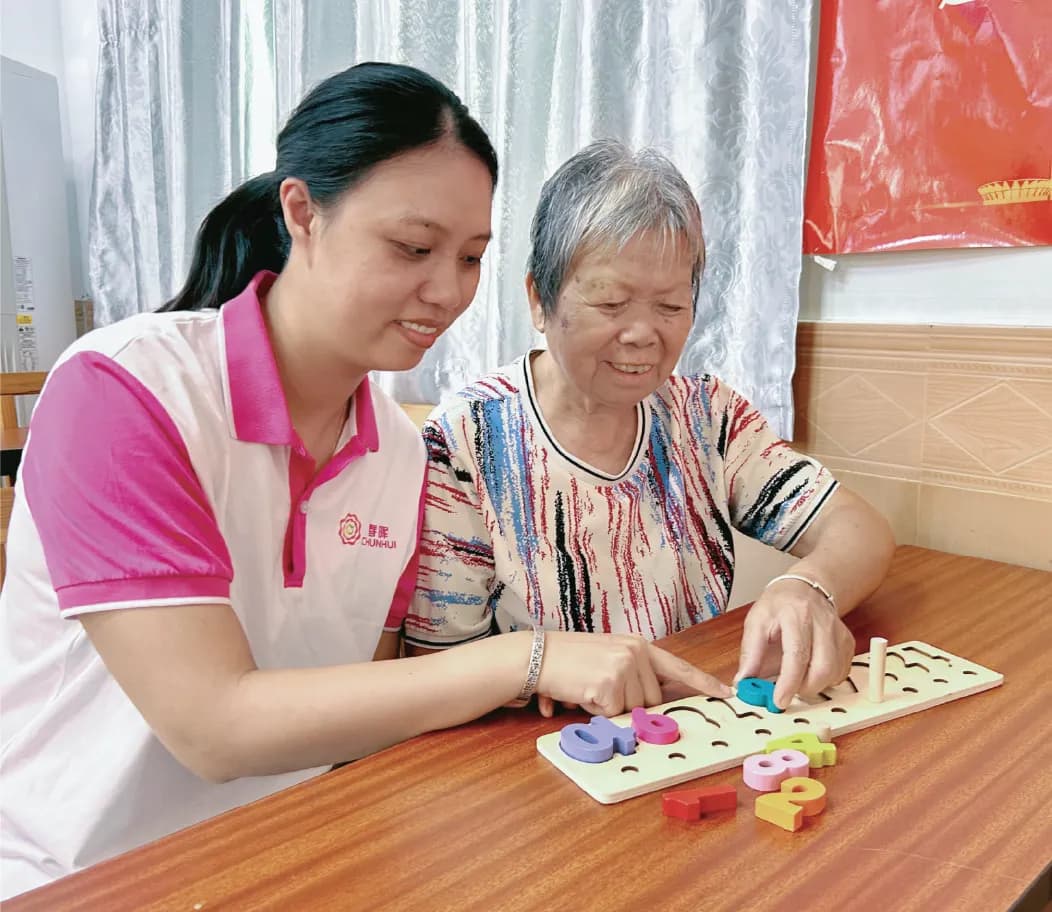 护理员上门陪伴长者进行益智训练